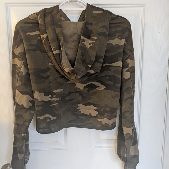 Camo Cropped Hoodie - Picture 5 of 7